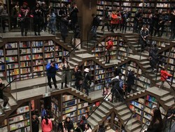 Ini 10 Toko Buku yang dibangun di Tempat Aneh tapi Unik