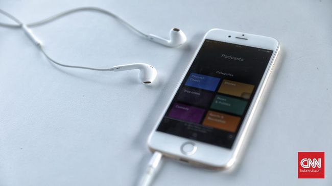 Geliat podcast di Indonesia tak lepas dari kemudahan pemutarannya via ponsel yang membuatnya jadi teman perjalanan kaum milenial.