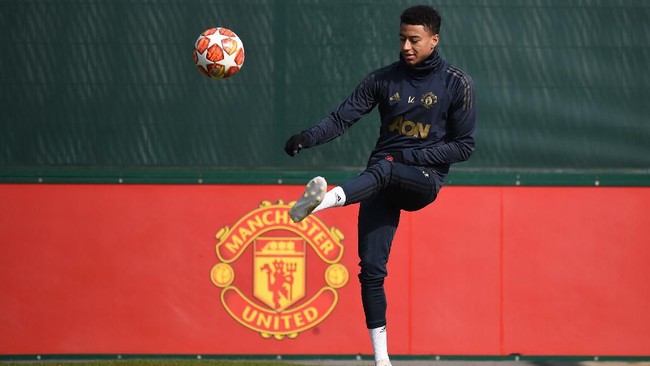 Dua pemain Manchester United Jesse Lingard dan Andreas Pereira tertangkap kamera main-main dalam latihan jelang melawan Club Brugge.