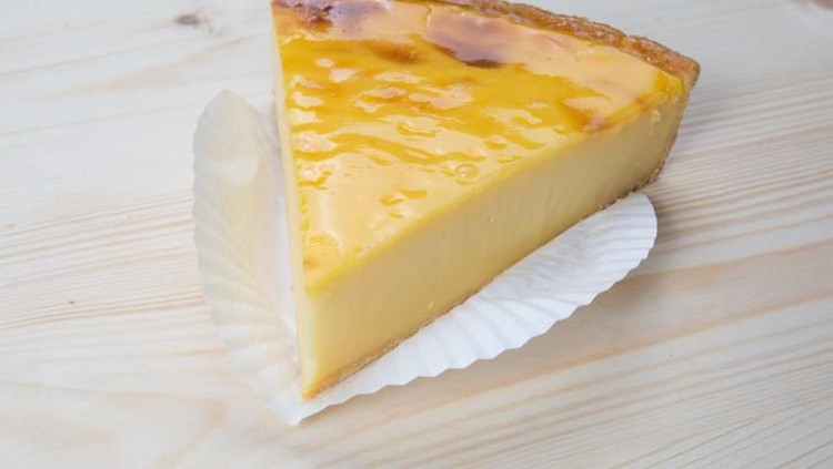 kue lontar mirip pie susu Flan at home, under wooden table