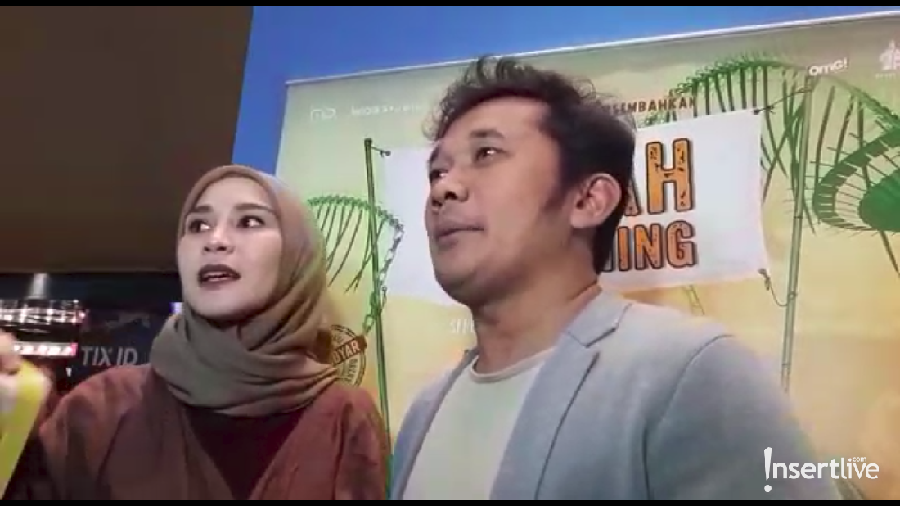 Zaskia Adya Mecca tetap memberi support dengan hadir di setiap film karya Hanung Bramantyo.