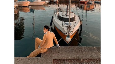 Foto di Depan Perahu Kai EXO Bikin Netizen Salah Fokus, Kenapa?
