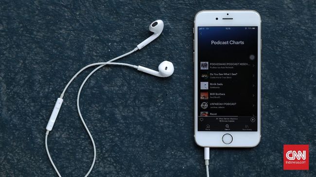 Di tengah kekhawatiran akan masa depan media audio, podcast lahir, tumbuh pesat di Indonesia, dan menghadirkan ladang industri yang siap digarap.