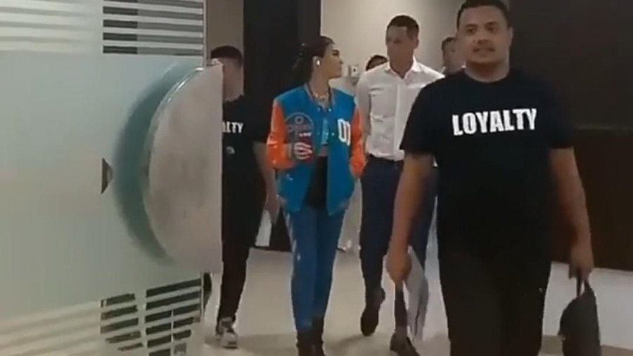 Deretan kode cinta terkait hubungan Agnez Mo dan Raphael Maitimo.