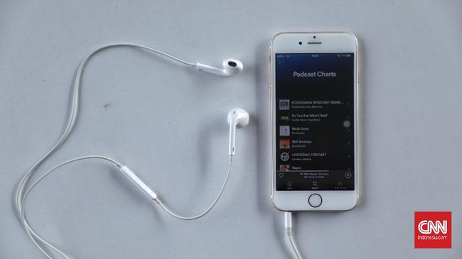 Ilustrasi podcast aplikasi spotify. CNN Indonesia/Bisma Septalisma