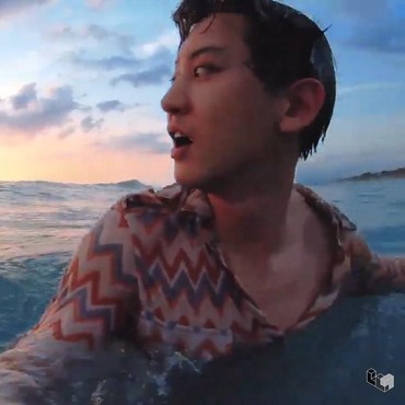 Intip Liburan Chanyeol EXO di Bali, Main Air Hingga Digulung Ombak