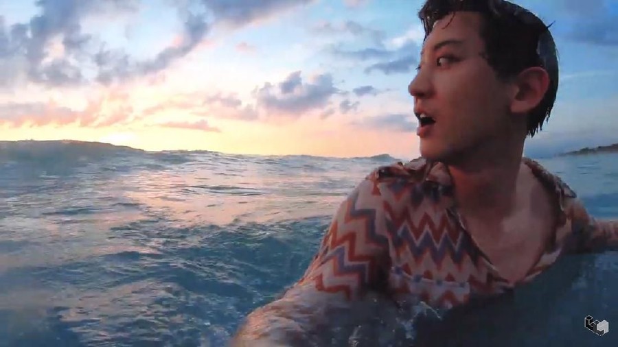 Melihat serunya Chanyeol EXO main air hingga digulung ombak di Bali.