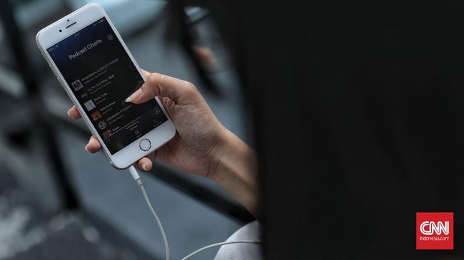 Ilustrasi podcast aplikasi spotify. CNN Indonesia/Bisma Septalisma