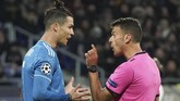 FOTO: Ronaldo Tak Kuasa Bantu Juventus Atasi Lyon Cristiano Ronaldo tak mampu membantu Juventus menghindari kekalahan melawan Lyon pada babak 16 besar Liga Champions.