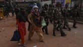 FOTO: Pasca Bentrok Umat Hindu-Muslim di India Bentrokan antara umat Hindu dan Muslim terjadi dalam dua hari pada Senin (24/2) dan Selasa (25/2) di New Delhi, India.
