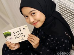 Cerita Penulis Rintik Sedu yang Digandeng Sapardi Djoko Damono