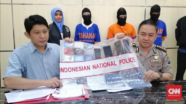 Dua selebgram, yakni Awkarin dan Ruth Stefanie, diperiksa Polda Jatim terkait endorse yang didapat dari tersangka pembobolan kartu kredit.