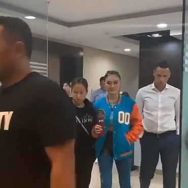 Raphael Maitimo Pindah Klub Bola, Agnez Mo Muncul Hingga Netizen Heboh