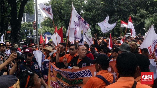 Ratusan pekerja BUMN menuntut Menteri BUMN Erick Thohir untuk mencopot direksi dan komisaris yang merugikan keuangan negara.