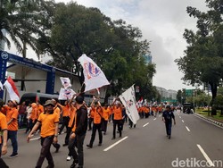 Ratusan Pak Pos Geruduk Kantor Erick Thohir Minta Direksi Diganti