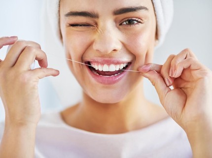 Tak Disangka, Rajin Flossing Gigi Bisa Bantu Tingkatkan Peluang Hamil