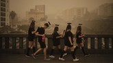 NYALANG: Suka Cita dalam Bayang Semu Pesta pora di karnaval Brasil, Spanyol, Jerman hingga peragaan busana di Trocadero, Prancis mengisi foto pilihan CNNIndonesia.com pekan ini.