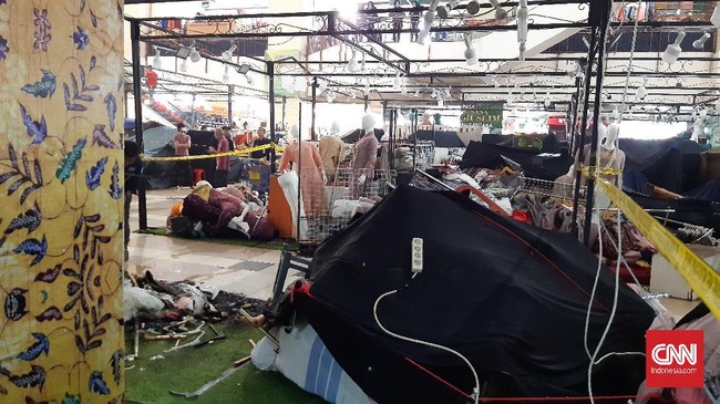 Lapak penjual pakaian di mal Thamrin City, Jakarta Pusat, sempat kebakaran. Awak media dilarang mengambil gambar meski api sudah padam.