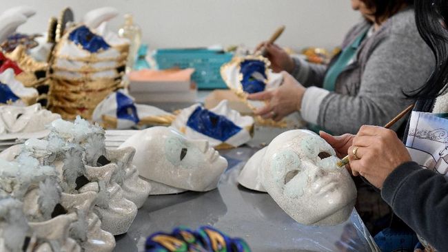 Selain untuk Venice Carnival (Karnaval Venesia), pabrik ini juga membuat topeng untuk produksi filmn dan teater serta mengimpornya ke luar negeri.