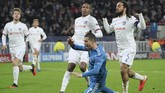 FOTO: Ronaldo Tak Kuasa Bantu Juventus Atasi Lyon Cristiano Ronaldo tak mampu membantu Juventus menghindari kekalahan melawan Lyon pada babak 16 besar Liga Champions.