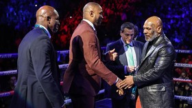 Mike Tyson Dorong Fan di Duel Wilder vs Tyson Fury