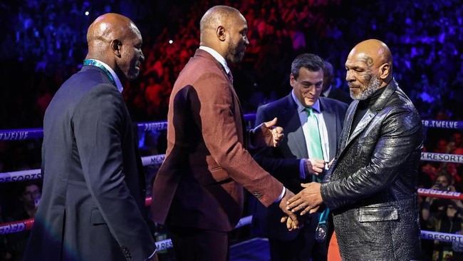 Mike Tyson tertangkap kamera mendorong salah satu fan pada duel Deontay Wilder vs Tyson Fury di MGM Grand Arena.