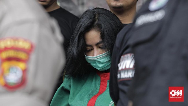 Polisi menyebut model dewasa Vitalia Sesha resmi menjadi tersangka setelah tes urinenya positif narkoba.