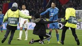 FOTO: Ronaldo Tak Kuasa Bantu Juventus Atasi Lyon Cristiano Ronaldo tak mampu membantu Juventus menghindari kekalahan melawan Lyon pada babak 16 besar Liga Champions.