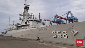 KRI John Lie Bantu Evakuasi ABK Kapal Minyak Singapura