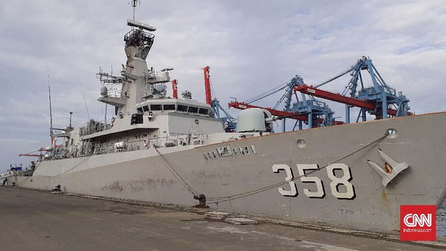 Awak KRI John Lie berhasil menyelamatkan ABK kapal MT. ST. Khatarinen berbendera Singapura yang terjatuh ke laut.