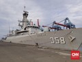 KRI John Lie Bantu Evakuasi ABK Kapal Minyak Singapura
