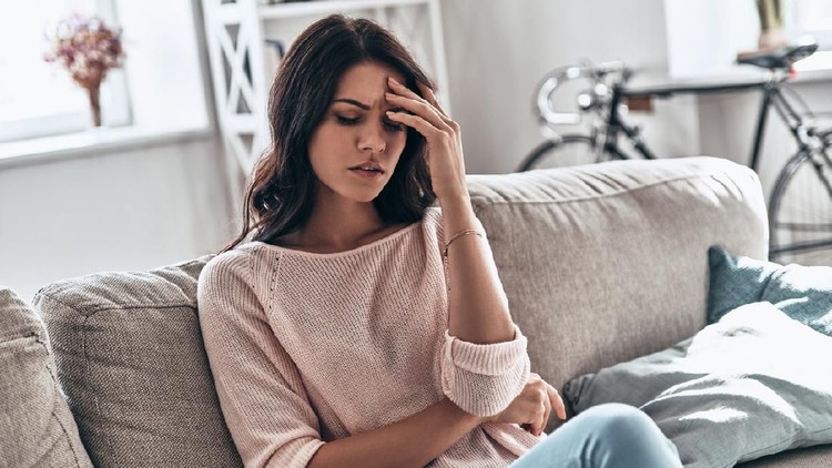 Beberapa ibu hamil mengalami mood swing sejak trimester awal. Simak penjelasan mood swing yang bisa jadi salah satu tanda kehamilan berikut ini.