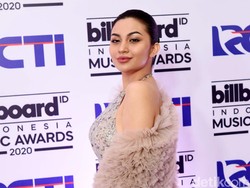 Si Seksi Ariel Tatum Ajak Penggemar Berani Dobrak Standar Kecantikan