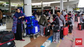 Cemas dan Kaget, Nasib Jemaah Umrah di Bandara Juanda