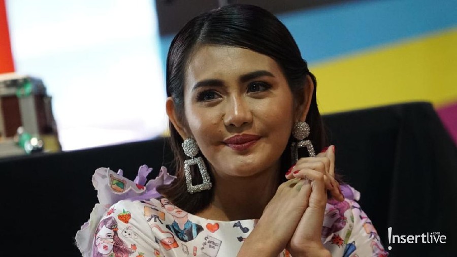 Juliana Moechtar memutuskan untuk mengganti nama panggung menjadi Ully Moch.