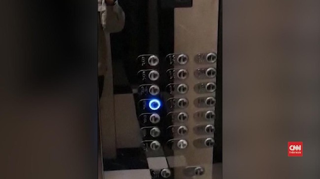 Bukan cuma satu, tapi tiga lift di Pakuwon Tower macet pada momen yang nyaris bersamaan, sehingga membuat 13 orang terjebak di dalamnya saat jam pulang kerja.