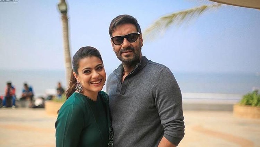 Selfie Bareng Suami, Hasil Foto Kajol Malah Viral Kajol ajak suami berfoto bersama namun tak ada di gambar menjadi viral dan diperbincangkan oleh netizen. Hasil Selfie Ala Kajol dan Suami Jadi Viral