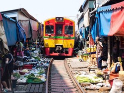 Ngeri! Pasar di Tengah Jalur Kereta Ini Jadi Tempat Belanja Ekstrem