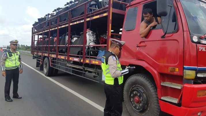 PT Hutama Karya (Persero) (Hutama Karya) akan terus melakukan operasi atas kendaraan bermuatan lebih yang masuk kedalam kategori Over Dimension dan Over Load (ODOL). PT Hutama Karya (Persero) (Hutama Karya) akan terus melakukan operasi atas
kendaraan bermuatan lebih yang masuk kedalam kategori Over Dimension dan Over Load
(ODOL).