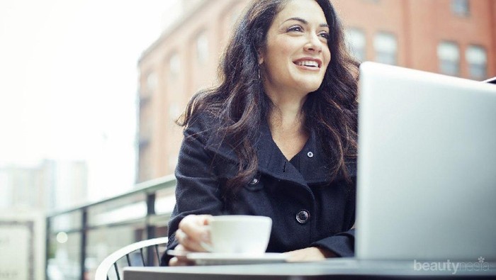 Ikuti Tutorial Makeup Sederhana Bagi Wanita Karir Supaya Tampil Cantik