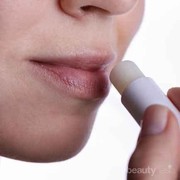Tips Mudah Rawat Bibir Pecah-pecah, Lakukan 5 Hal Simpel Ini Yuk!