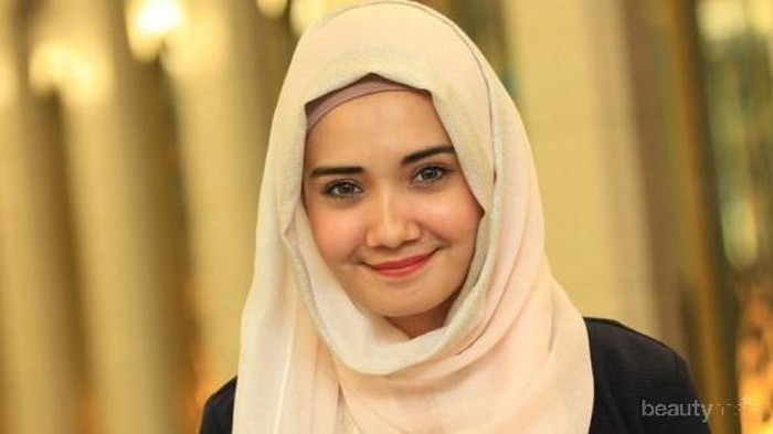 Cara Memakai Hijab ala Zaskia Sungkar