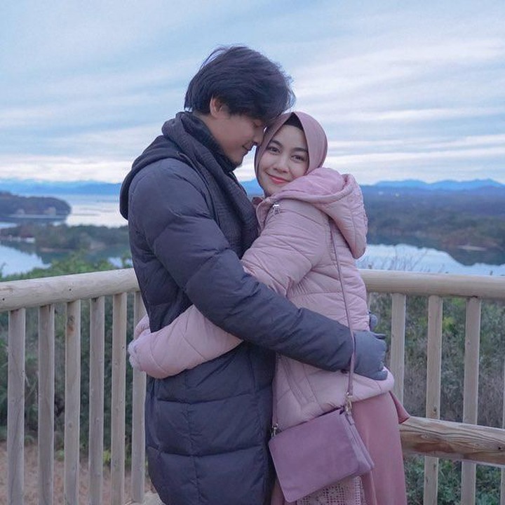 <p>Romantis ya Bunda posenya? Bisa jadi inspirasi nih kalau lagi liburan sama suami, hi-hi-hi. (Foto: Instagram @anisarahma_12)</p>