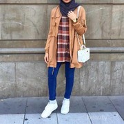 Kalo lagi pake kemeja kotak-kotak enaknya pake hijab motif apa ya?