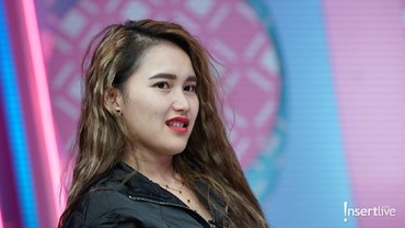 img-title Diramal Jodoh dengan Ivan Gunawan, Ayu Ting Ting Percaya Takdir