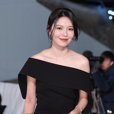 Tampil Seksi Sambil Tiduran, Personel SNSD Bikin Fans Salah Fokus