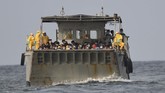 FOTO: WNI ABK World Dream Tiba di Pulau Sebaru Kecil Sebanyak 188 WNI tiba di Pulau Sebaru Kecil, Kepulauan Seribu, Jakarta. Jumat (28/2). Mereka akan menjalani masa karantina selama 14 hari.