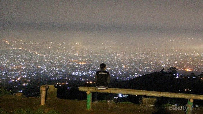 Menikmati Lanskap Kota Bandung dari Bukit Moko