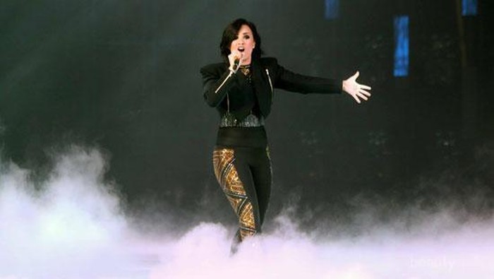 Tampil Stylish Serba Hitam ala Demi Lovato