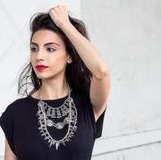 6 Cara Smart Memakai Statement Necklace
